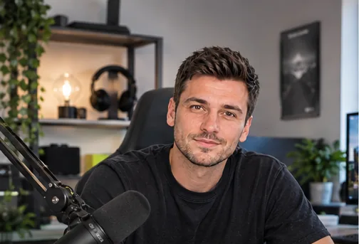 Der Reviewblick-Streamer sitzt an seinem Schreibtisch vor dem Mikrofon