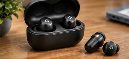 Kabellose In-Ear-Kopfhörer SoundCase X2 mit Ladecase auf einem Schreibtisch
