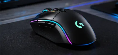 Kabellose Gaming-Maus ErgoClick Pro mit RGB-Akzenten auf einem Mauspad