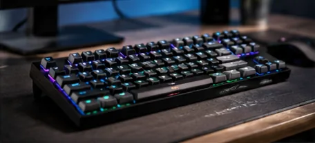 Mechanische Tastatur KeyForge 75 mit RGB-Beleuchtung auf einem Schreibtisch